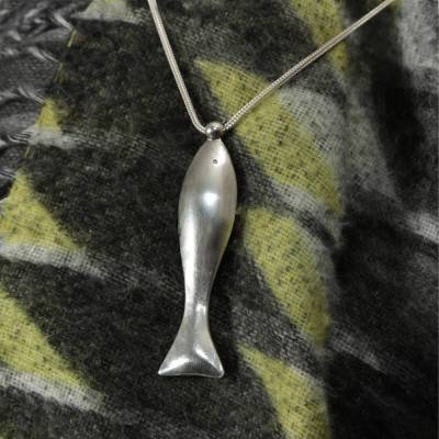 Halsschmuck "Fisch", getrieben in 935 Silber, aus 2 Teilen zusammengesetzt (gelötet) an einer Fuchsschwanzkette