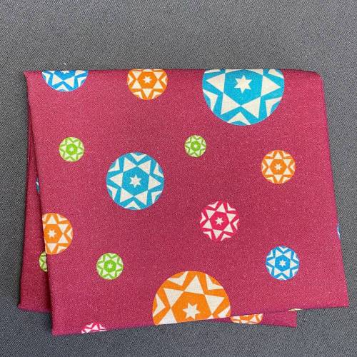 Baumwollstoff im Knopfwerkstatt-Design, bordeaux mit bunten Motiven, Fat Quarter (50 cm x 55 cm)