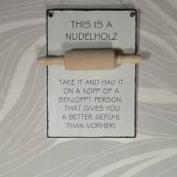 This is a Nudelholz mit echtem kleinen Nudelholz Wanddeko Küche Nudelholz