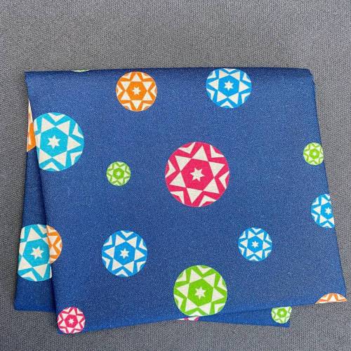Baumwollstoff im Knopfwerkstatt-Design, dunkelblau mit bunten Motiven, Fat Quarter (50 cm x 55 cm)