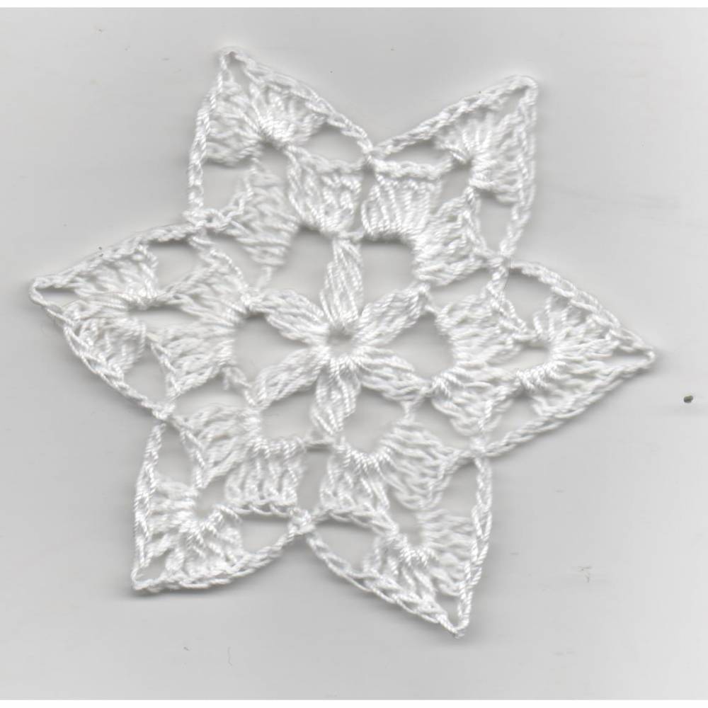 7er Set gehkelte Weihnachtssterne aus weiem Baumwollgarn  Baumschmuck &  Deko