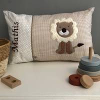 Glückspilz Namenskissen / Babykissen mit Namen und Löwe personalisiert,  Geschenk zu Geburt, Taufe,  Verschiedene Farben