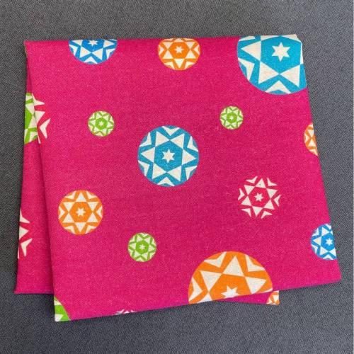 Baumwollstoff im Knopfwerkstatt-Design, magenta (dunkelpink) mit bunten Motiven, Fat Quarter (50 cm x 55 cm)