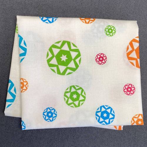 Baumwollstoff im Knopfwerkstatt-Design, weiß mit bunten Motiven, Fat Quarter (50 cm x 55 cm)