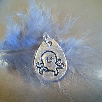 Silberanhänger mit eingeprägtem Oktopus, 999 Silber, mattiert mit Glitzereffekt