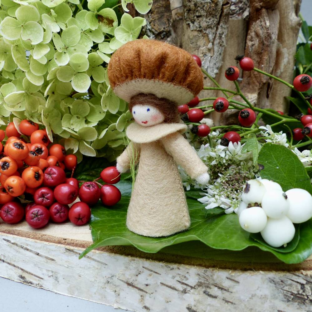 Blumenkind Steinpilz für den Jahreszeitentisch im Herbst,  Pilz Filzpüppchen und Deko Figur Bild 4