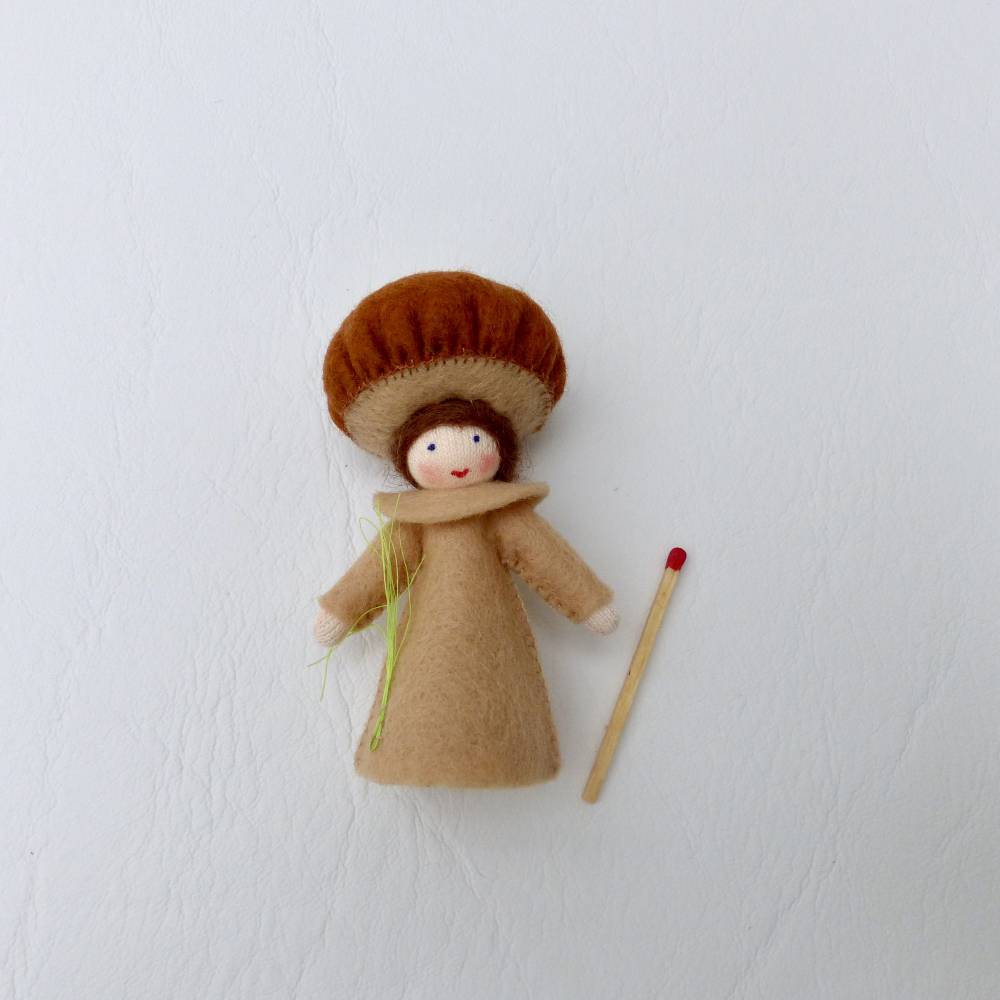 Blumenkind Steinpilz für den Jahreszeitentisch im Herbst,  Pilz Filzpüppchen und Deko Figur Bild 6