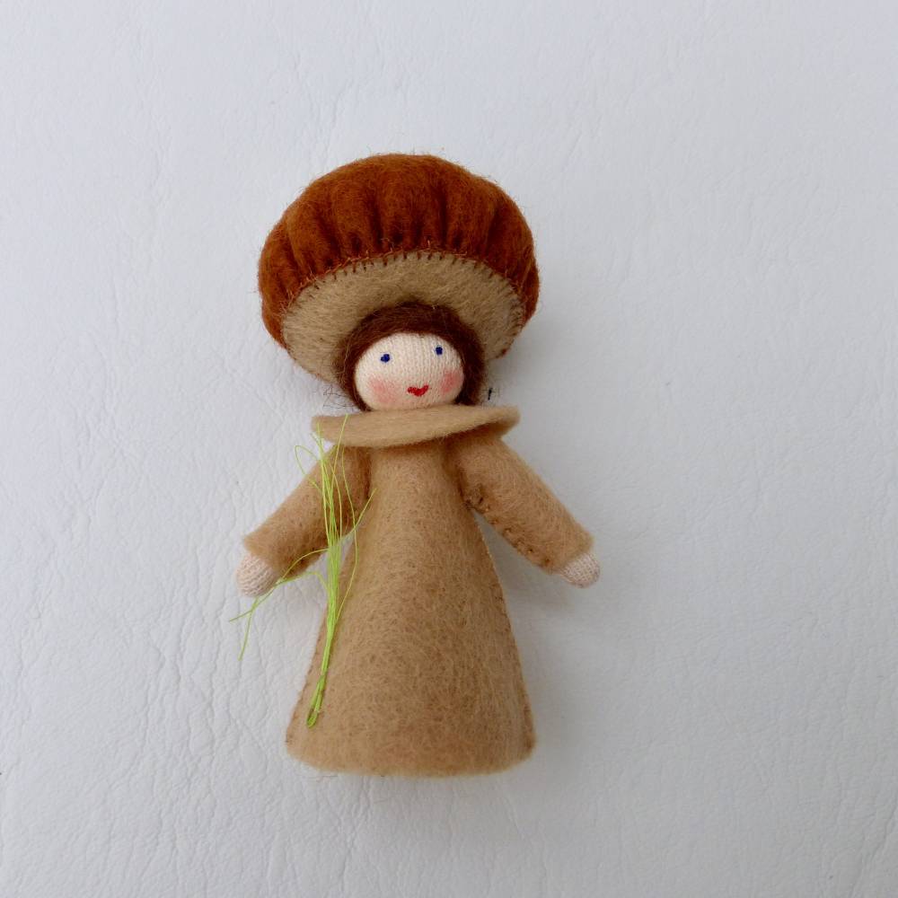 Blumenkind Steinpilz für den Jahreszeitentisch im Herbst,  Pilz Filzpüppchen und Deko Figur Bild 8