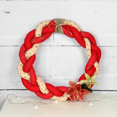 Handgefertigter Weihnachtskranz aus Stoff – Geflochtener Türkranz in Rot und Beige