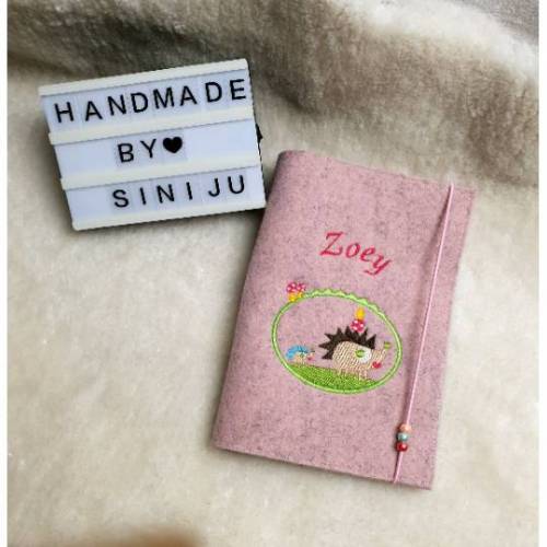 personalisierte U-Heft-Hülle aus Wollfilz  | Schutzhülle mit Namen | Geschenk zur Geburt , Babyparty oder einfach so
