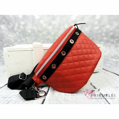 Rockige Bauchtasche aus rotem Stepp-Kunstleder mit Oesenband
