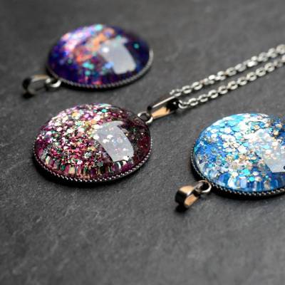 Bunte Kette aus Edelstahl mit Glitzeranhänger . Konfetti Halskette in 3 verschiedenen Farben . Glitter Schmuck