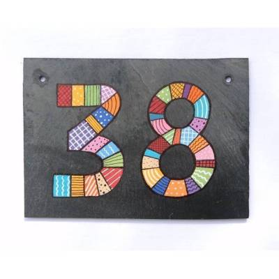 Wetterfestes Hausnummernschild Schiefer Patchwork – Bunte Doppelzahl personalisiert
