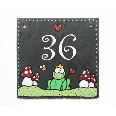 Personalisierte Schiefertafel Hausnummer mit Froschkönig – bunt, wetterfest & einzigartig, individuelles Einzugsgeschenk