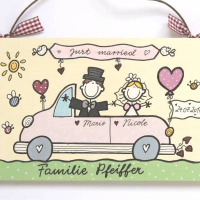 stilvolles Hochzeitsgeschenk für das Brautpaar, Türschild aus Holz mit Braut und Bräutigam im Auto, Holzschild mit Name und Hochzeitsdatum personalisiert, Andenken Hochzeitstag