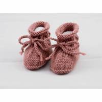 gestrickte Babyschuhe 0-3 Monate in dunkelrosé