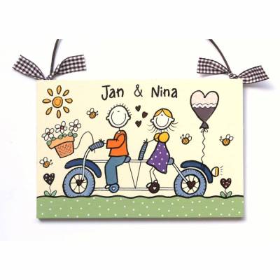 exklusives Geschenk: Türschild für Paare, Holzschild personalisiert mit Namen und Figuren auf Fahrrad, Schild für Freunde zum Einzug, wetterfestes Haustürschild, einzigartiges Paargeschenk