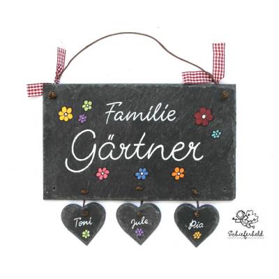 Schiefertürschild Familie personalisiert mit Blumen & Herzanhänger – exklusives Namensschild für die Haustür