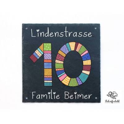 Exklusive Hausnummer aus Schiefer – personalisiertes Hausnummernschild mit Straßenname und Familienname, wetterfest & handbemalt