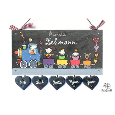 Personalisiertes Schiefertürschild mit Eisenbahn – Handbemalt & wetterfest – Familienschild mit Namen & Herzanhängern