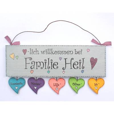 graues Willkommensschild mit bunte Herzanhänger, Haustürschild mit Nachname und Vornamen personalisiert, dekoratives Familienschild aus Holz für Wohnungstür und Hauseingang