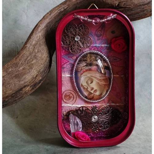 Madonnenschrein in kräfigem Magenta mit Bergkristall