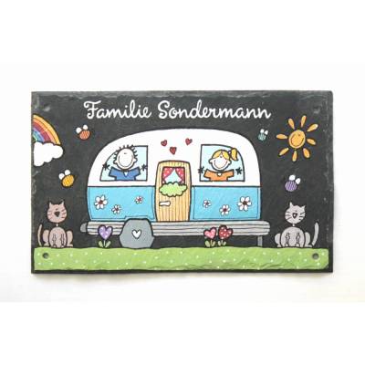 Personalisiertes Haustürschild aus Schiefer – handgemachtes Familienschild mit Wohnwagen & Name