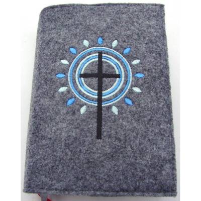 Gotteslobhülle handgefertigt Filz 3mm graumeliert Kreuz Kreise Strahlen blau personalisierbar Name und Datum bestickt   