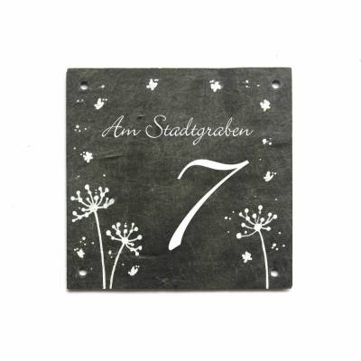 Hausnummer aus Schiefer mit Pusteblumen & Schmetterlingen – personalisiertes Hausnummernschild mit Straßenname und Zahl