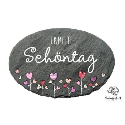 Personalisiertes, handgemachtes ovales Schiefer Türschild mit Herzblumen – Familienname & Wunschschriftart