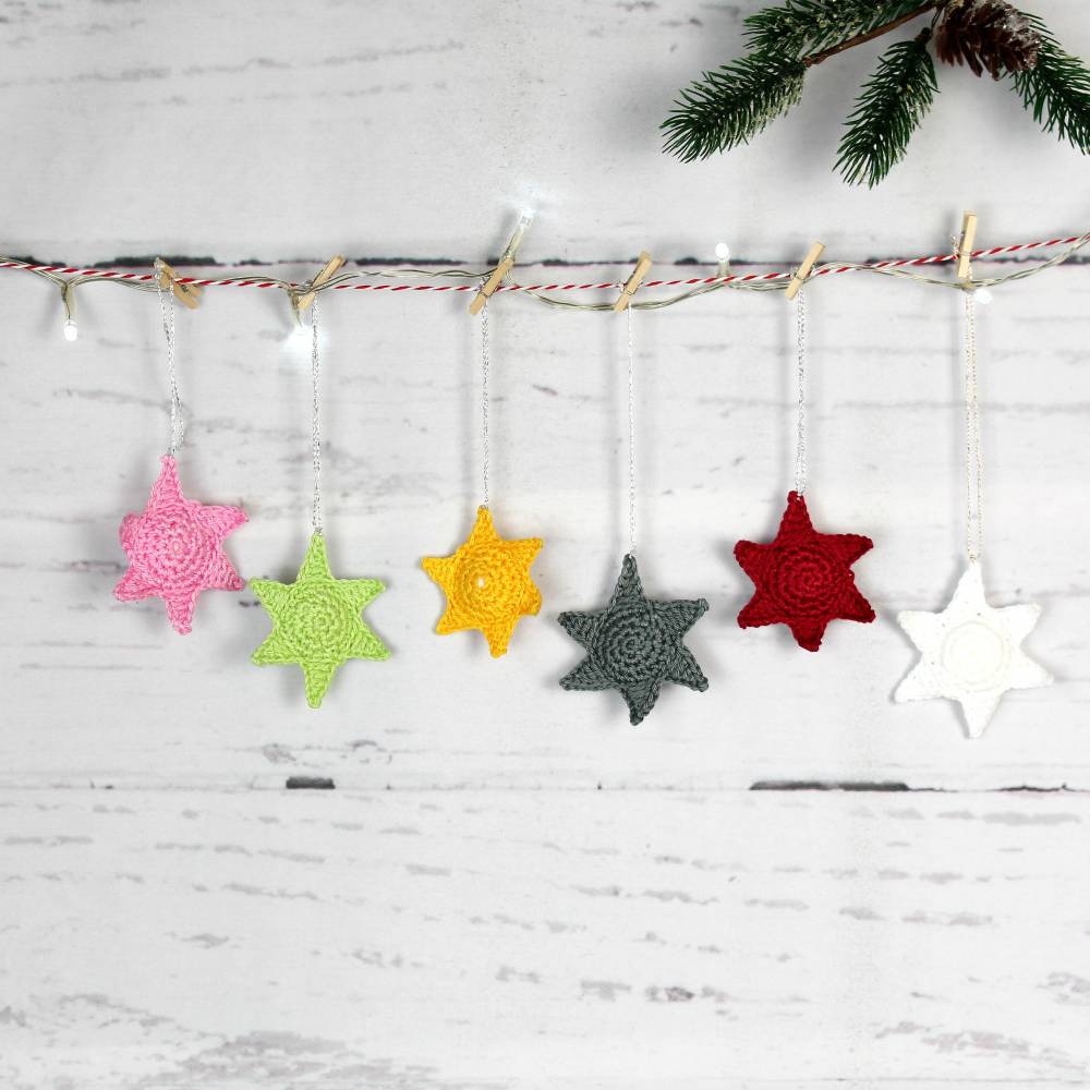 Handgemachte gehäkelte Sterne zum Aufhängen – Weihnachtsdeko Set für Baum & Geschenke