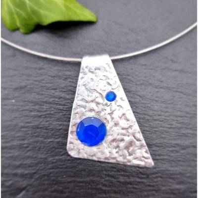 Dreieck Anhänger Hammerschlag mit blauen Steinchen