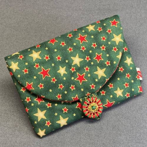Weihnachtliches Stofftäschchen mit handgearbeitetem Zwirnknopf