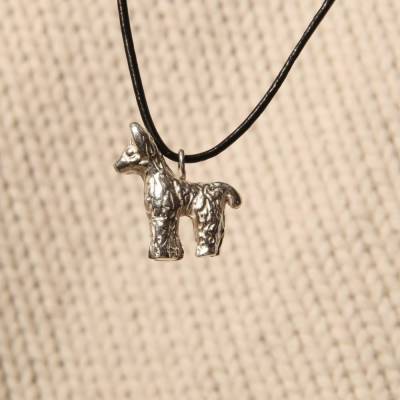 Anhänger "Lama Drama" aus 935 Silber modelliert am schwarzen Lederriemen. 