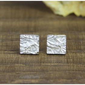 Kleine Ohrstecker aus Silber 925/-, Zerknitterte Quadrate, 5 x 5 mm