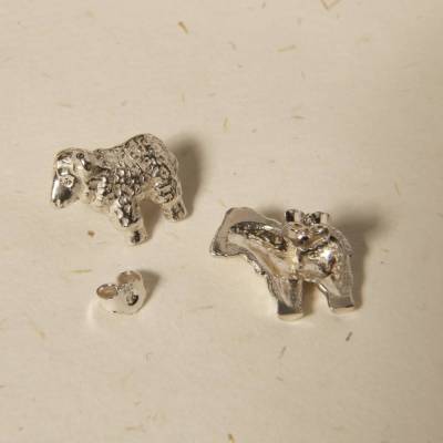 Tierische Ohrstecker "Lolle Wolle"– aus der Viecher-Serie, massiv in 935 Silber, dem Schaf nachmodelliert. 