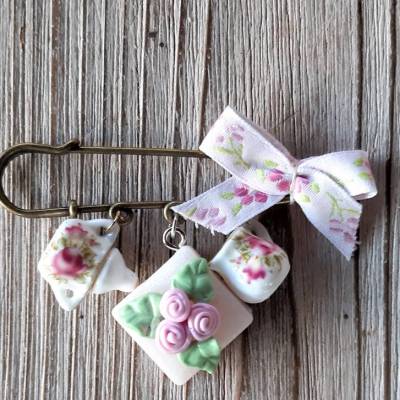 Brosche Kiltnadel in weiß und rosa mit handmodelliertem Tortenstück aus Fimo