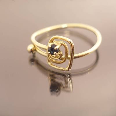 Künstlerischer Vintage Ring aus vergoldetem Silberdraht mit Stein