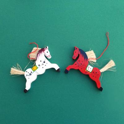 Vintage Baumschmuck: Zwei Holzpferde, weiß und rot