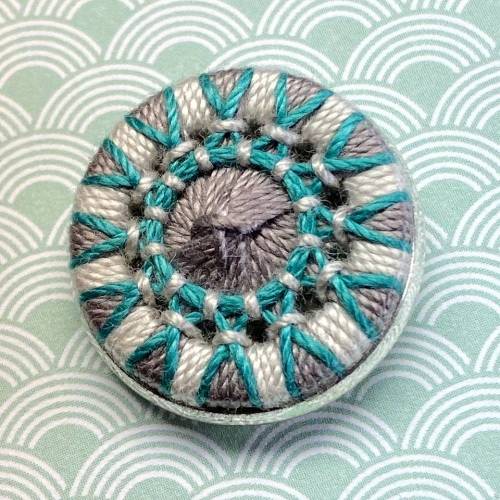 Pin (Brosche) aus einem handgearbeiteten Zwirnknopf