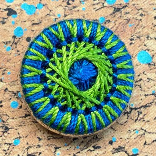 Pin (Brosche) aus einem handgearbeiteten Zwirnknopf