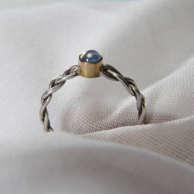 Fingerring " Zopf I“ Weite 56, aus 935 Silber mit einem Saphir-Cabochon, gefasst in einer 750er Gelbgoldfas