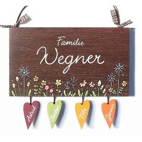 Personalisiertes Holztürschild mit Namen und Herzanhänger, dekoratives Türschild Familie wetterfest & handgemacht, einmaliges Haustürschild mit Blumenmotiv, individuelles Familiengeschenk