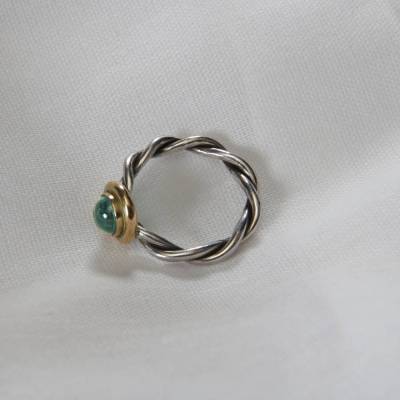 Fingerring  " Kordel III“ Weite 53, aus 935 Silber mit einem Turmalin-Cabochon, gefasst in 750er Gelbgold