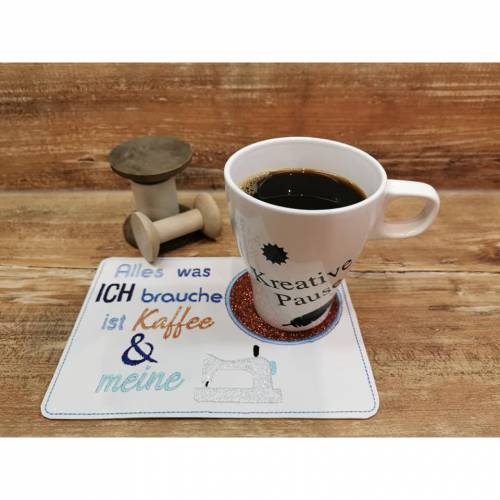Stickdatei ITH Mug Rug "Alles was ich brauche ist Kaffee &..." ab 10x10