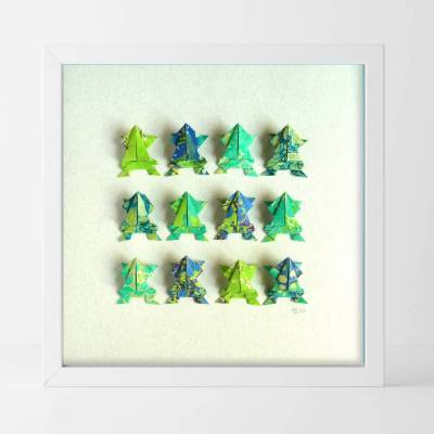 Lustige Origami Frösche aus handmarmoriertem Papier im Objektrahmen