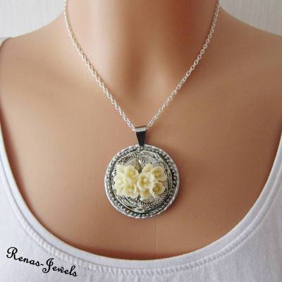 Kurze Upcycling Kette mit Blumen Anhänger in Creme und Silber – Handgemachte Halskette