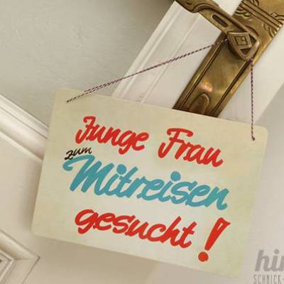 Deko-Schild „Junge Frau zum Mitreisen gesucht!“ -  Reisen, Hochzeit, Fotobox, Oldtimer
