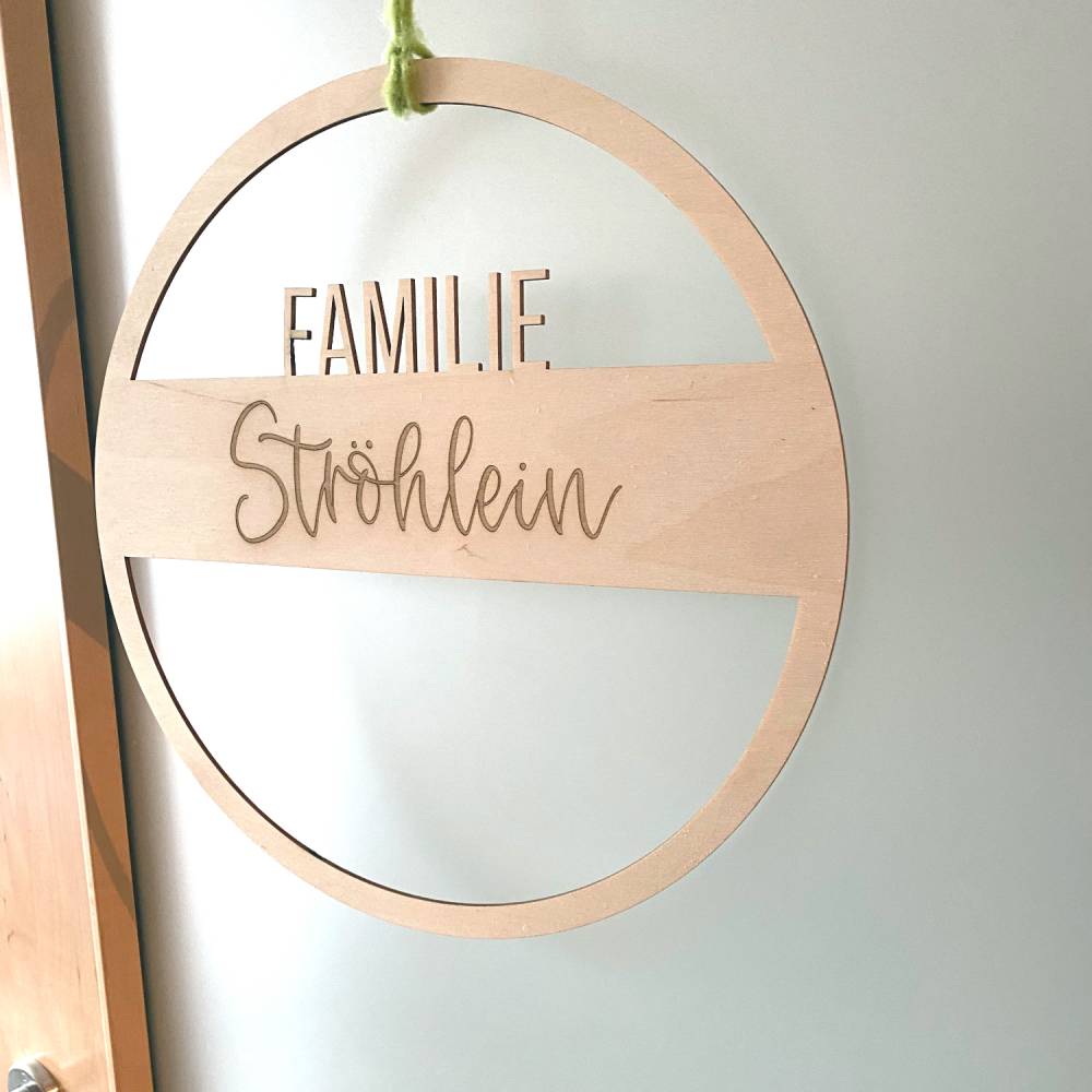 Personalisierter Türkranz aus Holz