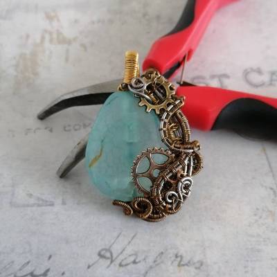 Steampunk Look Anhänger mit hell türkisblauer Opal Achat Perle in einer Fassung aus Draht 